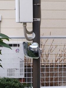 電柱にミラーを取り付けた例